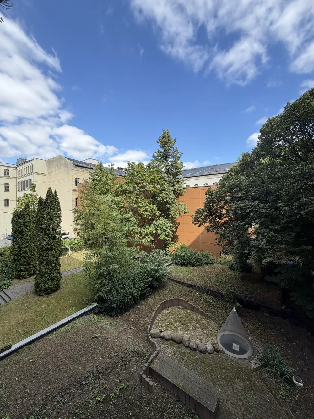 Blick aus dem Gebäude auf begrünte Innenhofflächen