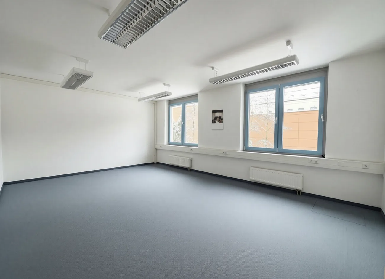 Büroraum mit zwei Fensterachsen