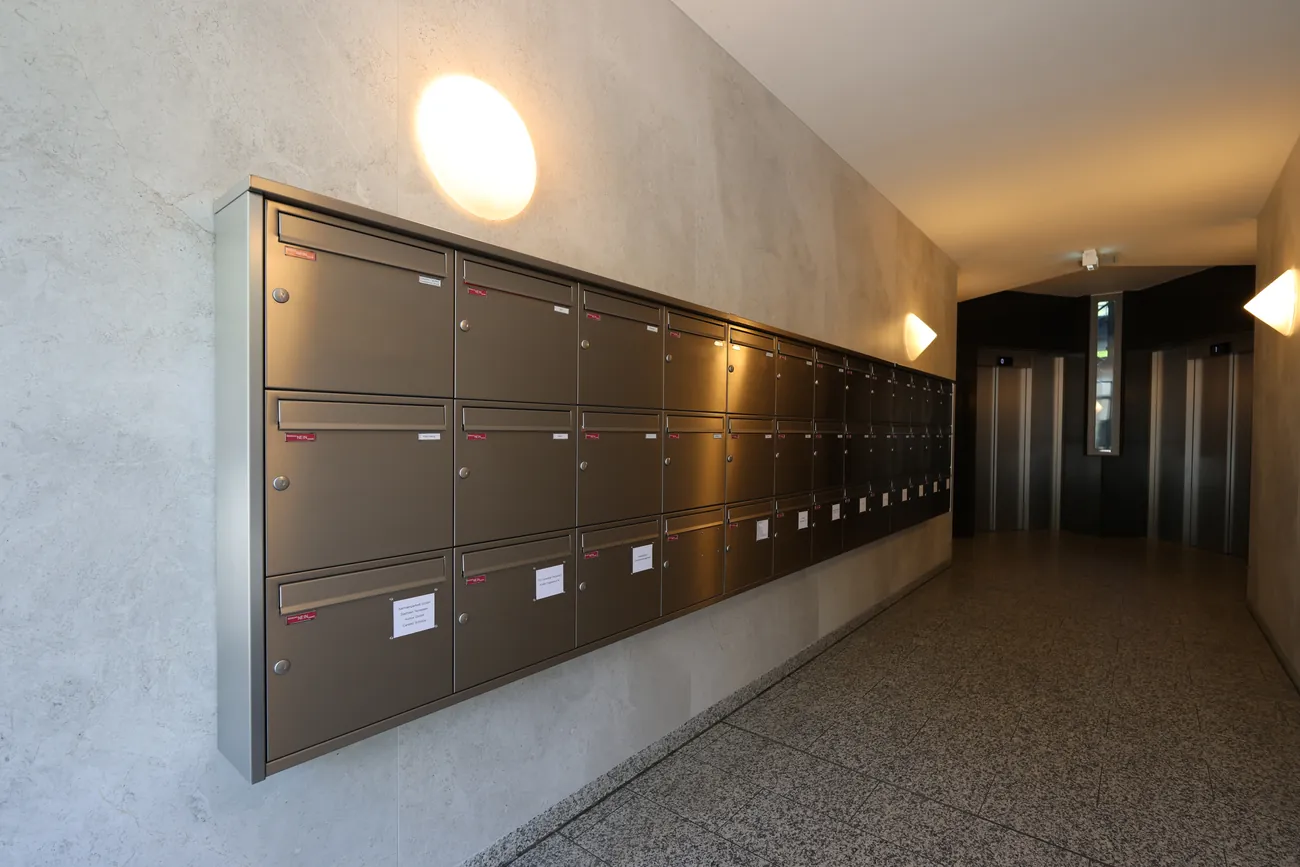 Eingangsbereich mit Briefkastenanlage und Aufzügen