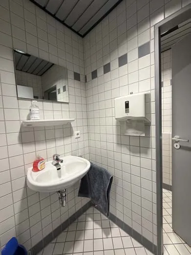 Sanitäre Einrichtung mit Waschbecken
