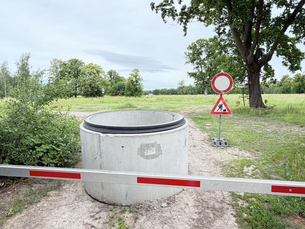 Beginnende Erschließung im Wohngebiet Stollwerckstraße Wurzen – Schachtringe und Baustellenbeschilderung am Areal, Start im August 2026