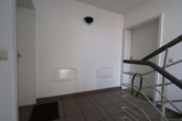Treppenhaus - Leerstehende 2-Zimmer-Wohnung mit Balkon und Stellplatz in ruhiger Lage