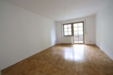 Wohnzimmer - Leerstehende 2-Zimmer-Wohnung mit Balkon und Stellplatz in ruhiger Lage