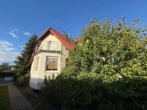 Außenansicht - Markkleeberg – Großzügige DHH mit 7 Zimmern, Balkon, Garten und Doppelcarport!