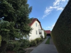 Außenansicht - Markkleeberg – Großzügige DHH mit 7 Zimmern, Balkon, Garten und Doppelcarport!