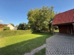 Außenansicht mit Carport - Markkleeberg – Großzügige DHH mit 7 Zimmern, Balkon, Garten und Doppelcarport!