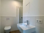Badezimmer - Modernes Reihenendhaus – 4 Zimmer mit Garten, Wärmepumpe und zwei Stellplätzen
