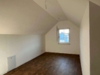 Dachzimmer - Modernes Reihenendhaus – 4 Zimmer mit Garten, Wärmepumpe und zwei Stellplätzen