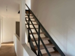 Treppenhaus - Modernes Reihenendhaus – 4 Zimmer mit Terrasse, Garten, Wärmepumpe und zwei Stellplätzen