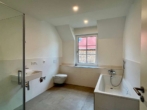 Badezimmer - Modernes Reihenendhaus – 4 Zimmer mit Terrasse, Garten, Wärmepumpe und zwei Stellplätzen
