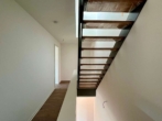 Treppenhaus - Modernes Reihenendhaus – 4 Zimmer mit Terrasse, Garten, Wärmepumpe und zwei Stellplätzen