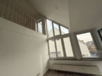 Fensterfront im Wohnzimmer - Großzügige 2-Raum-Maisonette-Wohnung mit Balkon im Leipziger Westen!