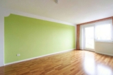 Wohnzimmer - Leerstehende, gut ausgestattete Dreizimmerwohnung mit Balkon!