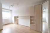 Schlafzimmer - (KI generiert) - Leerstehende, gut ausgestattete Dreizimmerwohnung mit Balkon!