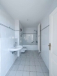 Bad mit Wanne und WMA - Sonnenbalkon mit Blick ins Rosental – leerstehende 2 Zimmerwohnung mit großem Balkon!
