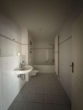 Bad mit Wanne - Sonnenbalkon mit Blick ins Rosental – leerstehende 2 Zimmerwohnung mit großem Balkon!