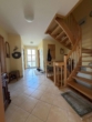Flur mit Treppe - Markkleeberg – Geräumige DHH mit 7 Zimmern, Balkon, Garten und Doppelcarport!