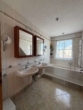 Badezimmer - Markkleeberg – Geräumige DHH mit 7 Zimmern, Balkon, Garten und Doppelcarport!