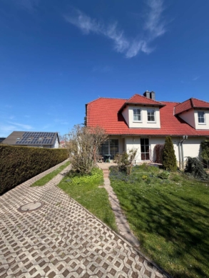 Markkleeberg – Geräumige DHH mit 7 Zimmern, Balkon, Garten und Doppelcarport!, 04416 Markkleeberg, Doppelhaushälfte
